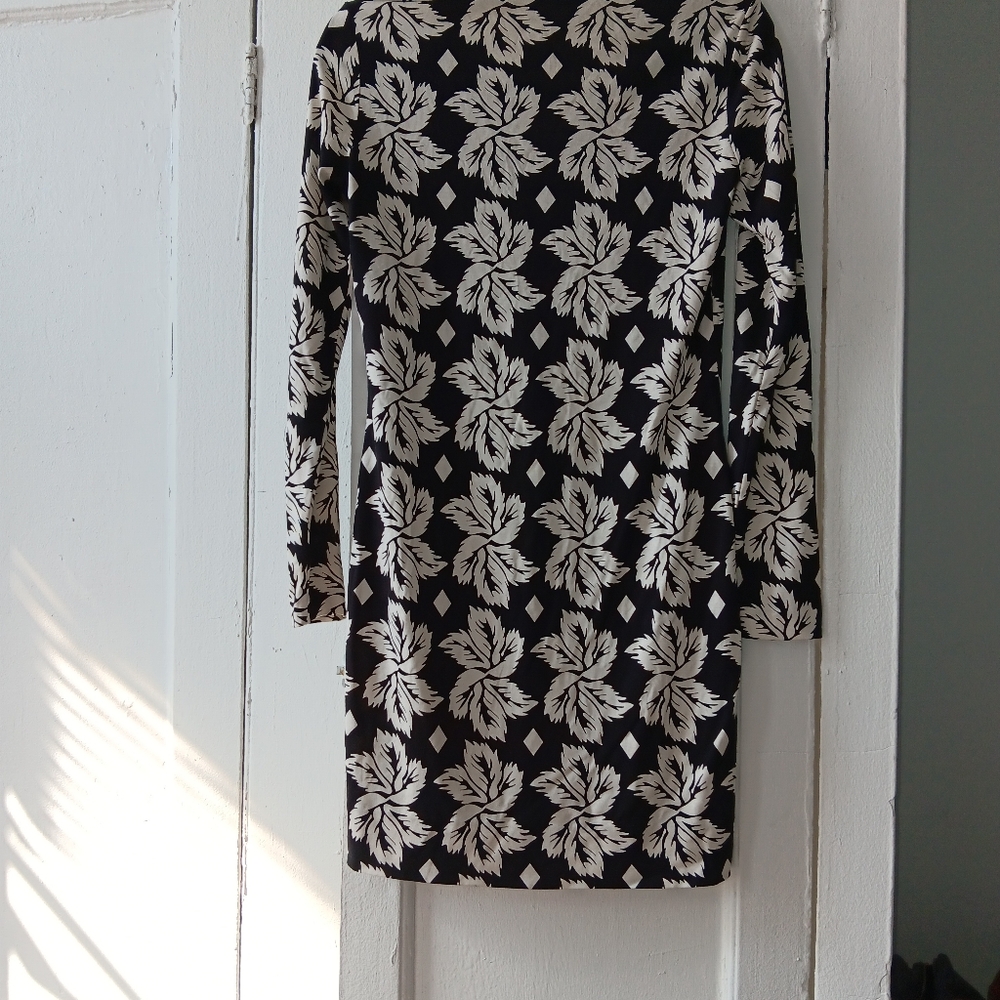 DIANE VON FURSTENBERG DRESS. BLACK AND WHITE COLOR. SIZE 2